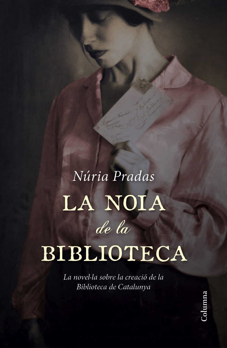 La noia de la biblioteca cubierta